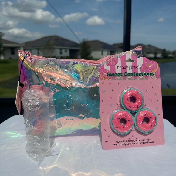 JUICY COUTURE holographic Cosmetic Travel Makeup Bag w/3 donut lip bombs!NWT!!! - Picture 4 of 6